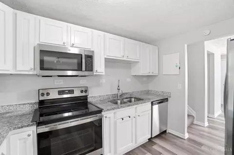 Kitchen - 8739 Exeter Pl, Maineville, OH 45039 photo 4 of 4