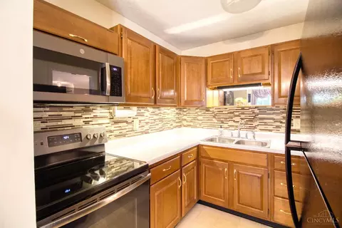 Kitchen - 6355 Corbly Rd, Cincinnati, OH 45230 photo 2 of 5