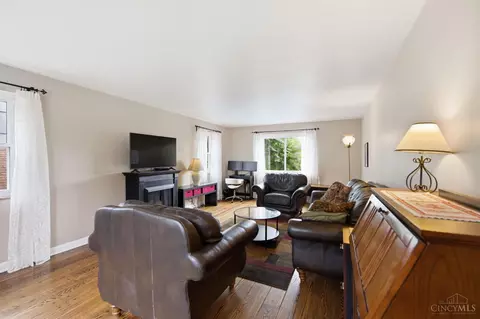 Living - 949 Redway Ave, Cincinnati, OH 45229 photo 2 of 3