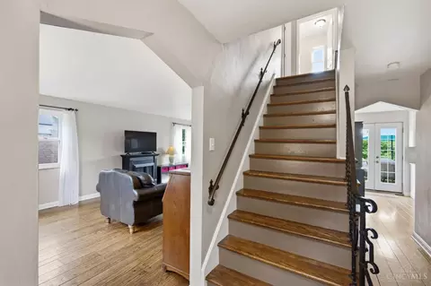 Entry Way - 949 Redway Ave, Cincinnati, OH 45229 photo 4 of 5