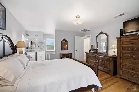 Bedroom - 949 Redway Ave, Cincinnati, OH 45229 photo 3 of 8