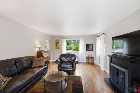 Living - 949 Redway Ave, Cincinnati, OH 45229 photo 1 of 3