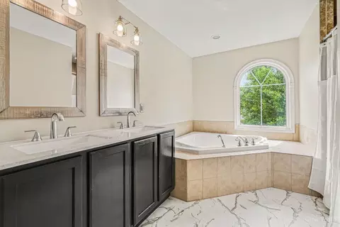 6887 Erie Dr, Hamilton Township, OH 45039