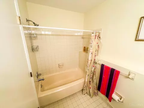 Bath - 3850 Hanover Dr, Mason, OH 45040 photo 5 of 5