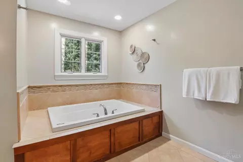 Bath - 538 Lang Rd, Cincinnati, OH 45244 photo 3 of 6