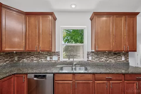 Kitchen - 4619 Plummer Pl, Mason, OH 45040 photo 6 of 6