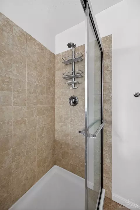Bath - 4619 Plummer Pl, Mason, OH 45040 photo 3 of 7