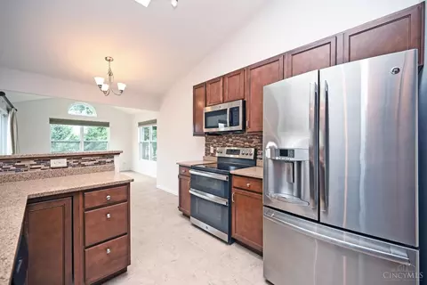 Kitchen - 833 Linden Crk, Morrow, OH 45152 photo 2 of 3
