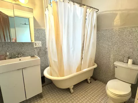 Bath - 461 Warner St, Cincinnati, OH 45219 photo 1 of 4