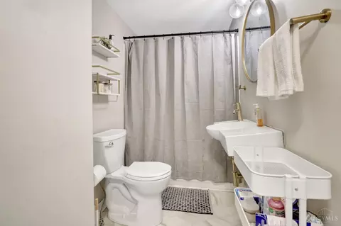 Bath - 404 Mohawk St, Cincinnati, OH 45214 photo 1 of 2