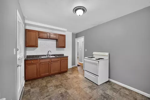 Entry Way - 1723 Ashbrook Dr, Cincinnati, OH 45238 photo 6 of 6