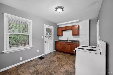 Entry Way - 1723 Ashbrook Dr, Cincinnati, OH 45238 photo 3 of 6