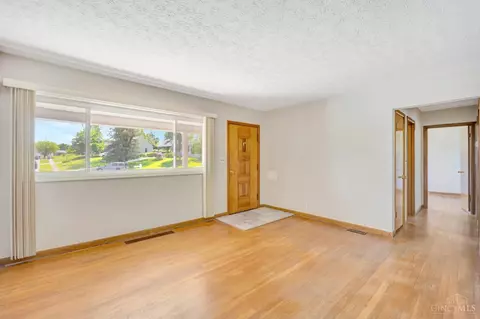 Living - 60 Beverly Ct, Hamilton, OH 45013 photo 4 of 7