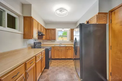 Kitchen - 60 Beverly Ct, Hamilton, OH 45013 photo 2 of 4