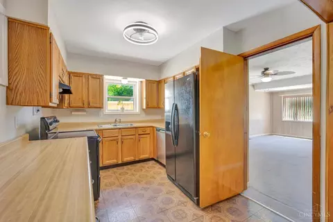 Kitchen - 60 Beverly Ct, Hamilton, OH 45013 photo 4 of 4