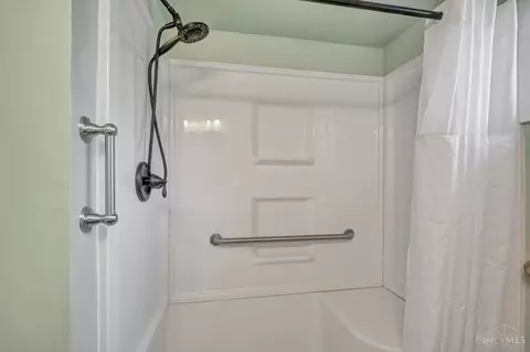 Bath - 60 Beverly Ct, Hamilton, OH 45013 photo 2 of 3