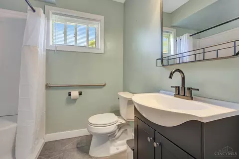 Bath - 60 Beverly Ct, Hamilton, OH 45013 photo 1 of 3