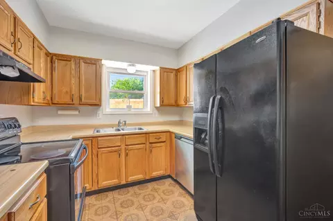 Kitchen - 60 Beverly Ct, Hamilton, OH 45013 photo 3 of 4