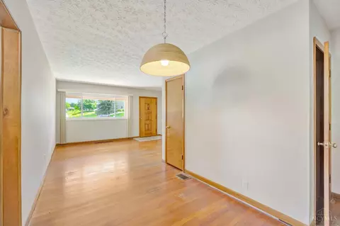 Living - 60 Beverly Ct, Hamilton, OH 45013 photo 5 of 7