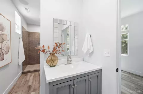 Bath - 951 Parkside Pl, Cincinnati, OH 45202 photo 3 of 5