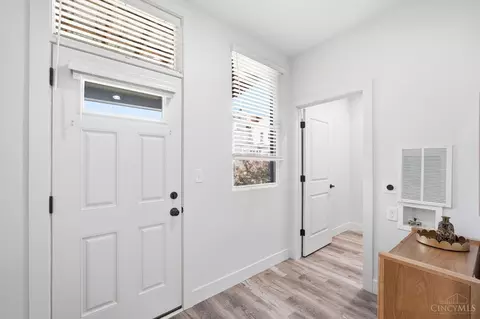 Entry Way - 951 Parkside Pl, Cincinnati, OH 45202 photo 5 of 9