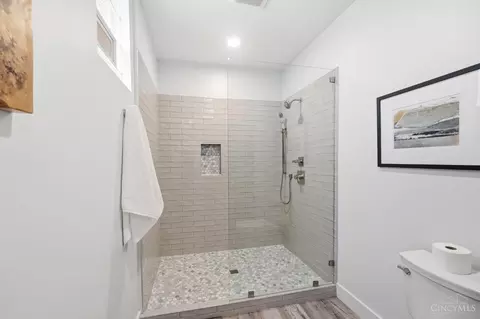 Bath - 951 Parkside Pl, Cincinnati, OH 45202 photo 2 of 5