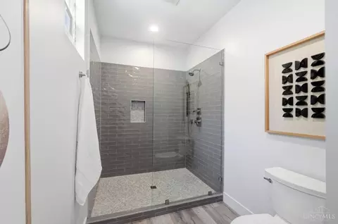 Bath - 951 Parkside Pl, Cincinnati, OH 45202 photo 4 of 5