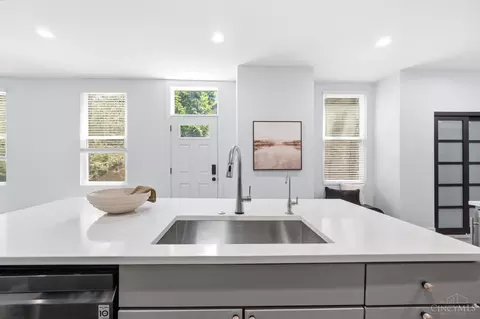 Kitchen - 951 Parkside Pl, Cincinnati, OH 45202 photo 3 of 4