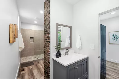 Bath - 951 Parkside Pl, Cincinnati, OH 45202 photo 1 of 5