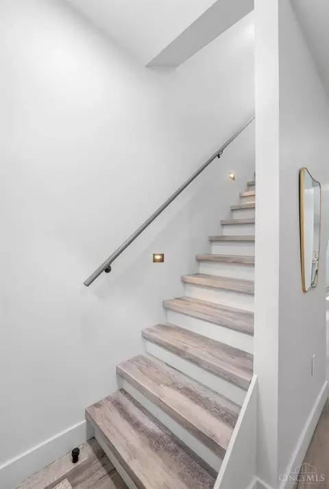 Entry Way - 951 Parkside Pl, Cincinnati, OH 45202 photo 2 of 9