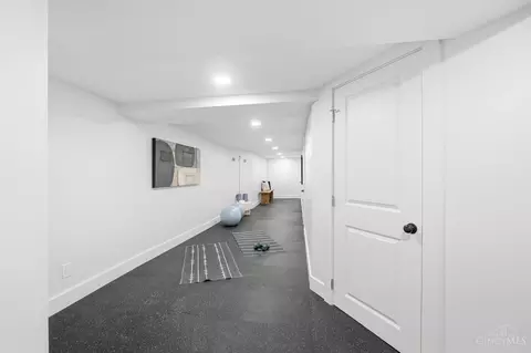 Entry Way - 951 Parkside Pl, Cincinnati, OH 45202 photo 6 of 9
