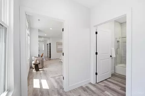 Entry Way - 951 Parkside Pl, Cincinnati, OH 45202 photo 3 of 9