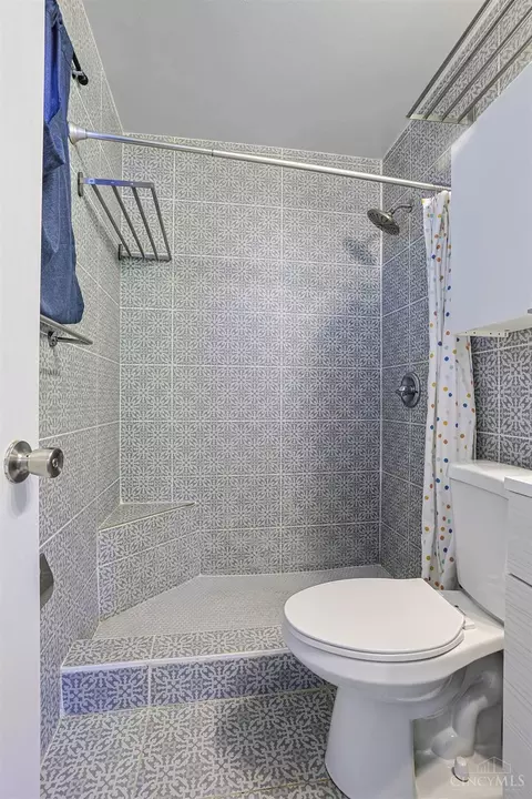 Bath - 810 Cloverview Ave, Cincinnati, OH 45231 photo 1 of 4