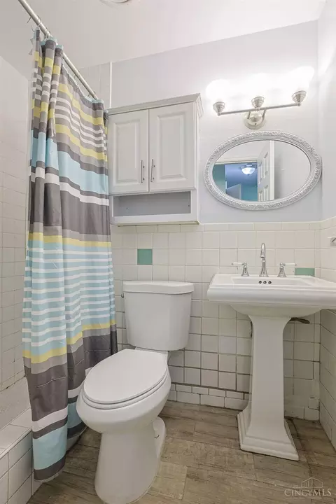 Bath - 810 Cloverview Ave, Cincinnati, OH 45231 photo 3 of 4