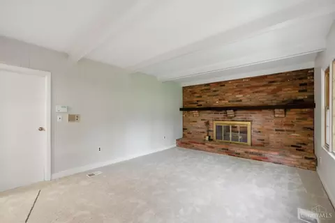 Living - 2101 Berrypatch Dr, Cincinnati, OH 45244 photo 2 of 6