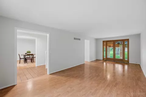 Living - 2101 Berrypatch Dr, Cincinnati, OH 45244 photo 5 of 6