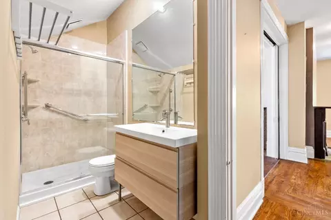 Bath - 1 Moyer Pl, Cincinnati, OH 45208 photo 1 of 3