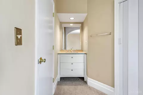 Bath - 1 Moyer Pl, Cincinnati, OH 45208 photo 3 of 3