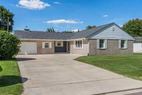 1313 Westmoor Dr, Wilmington, OH 45177