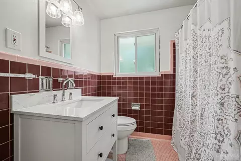 Bath - 9164 Ranchill Dr, Cincinnati, OH 45231 photo 1 of 2