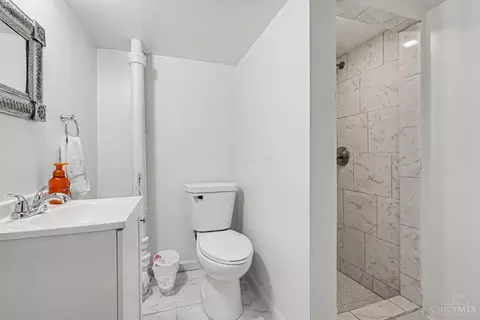 Bath - 9164 Ranchill Dr, Cincinnati, OH 45231 photo 2 of 2