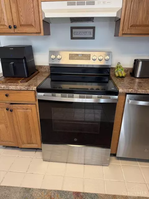 Kitchen - 8903 Cavalier Dr, Cincinnati, OH 45231 photo 2 of 4