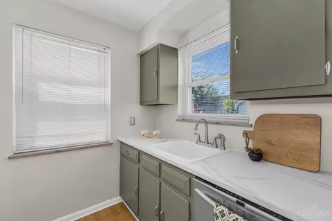 Kitchen - 1620 Joseph Ct, Cincinnati, OH 45231 photo 3 of 4