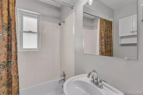Bath - 1620 Joseph Ct, Cincinnati, OH 45231 photo 3 of 3