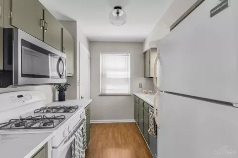 Kitchen - 1620 Joseph Ct, Cincinnati, OH 45231 photo 2 of 4