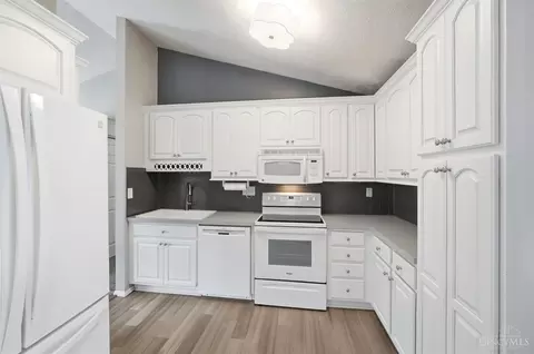 5629 Bluepine Dr, Cincinnati, OH 45247 photo 9