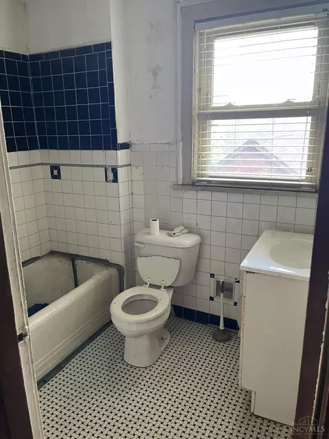 Bath - 4905 Corinth Ave, Cincinnati, OH 45237 photo 1 of 1