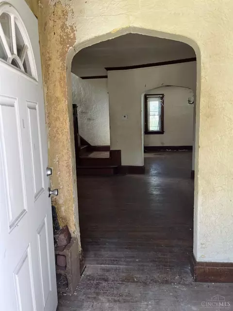 Entry Way - 4905 Corinth Ave, Cincinnati, OH 45237 photo 1 of 3