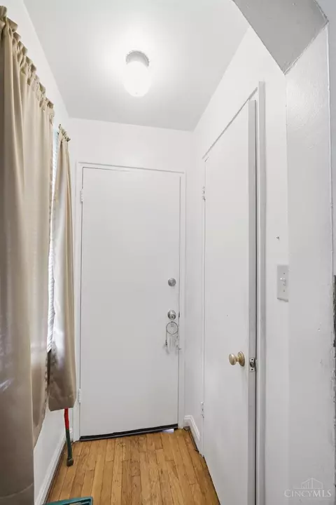 Entry Way - 6211 Paddock Rd, Cincinnati, OH 45216 photo 6 of 10