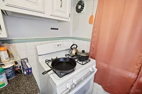 Kitchen - 6211 Paddock Rd, Cincinnati, OH 45216 photo 3 of 8